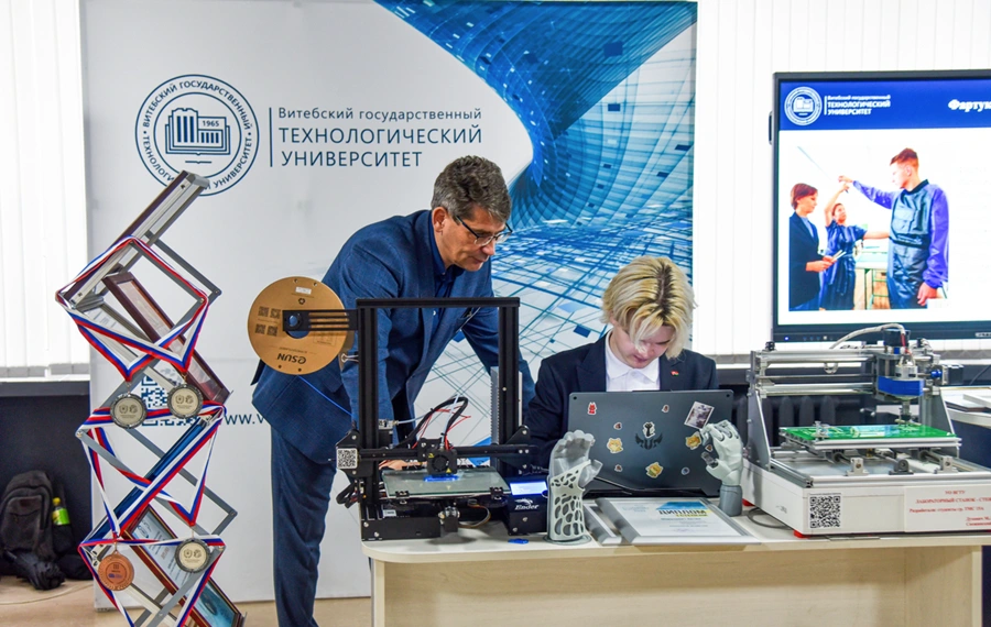 Презентация проектов от участников областного экономического форума молодёжи. Фото: vstu.by